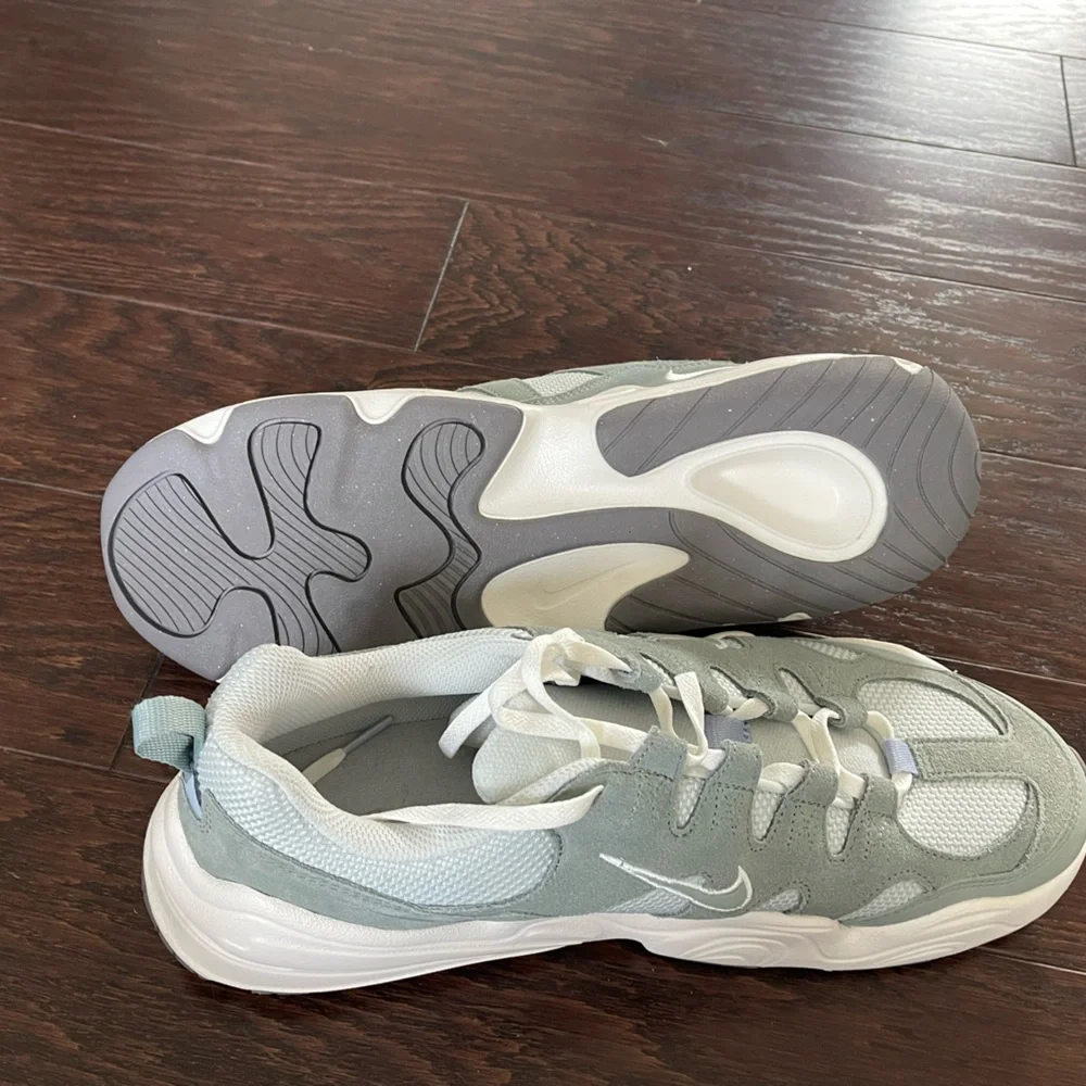 Women's Nike Casual Tech Hera DR9761-001 Light/Silver-Mica/Green Size 14.5